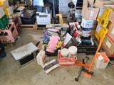 une pile d'objets hétéroclites dans un garage