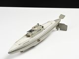 un bateau miniature posé sur une surface blanche