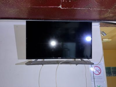 un téléviseur à écran plat accroché au mur d'une pièce