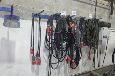 de nombreux tuyaux accrochés au mur du garage