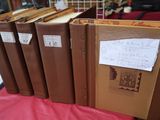 un grand nombre de livres posés sur une table