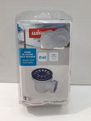 L'emballage d'un purificateur d'eau est présenté sur une table.