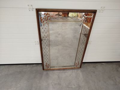 une image représentant un miroir dans une pièce, avec une porte en arrière-plan