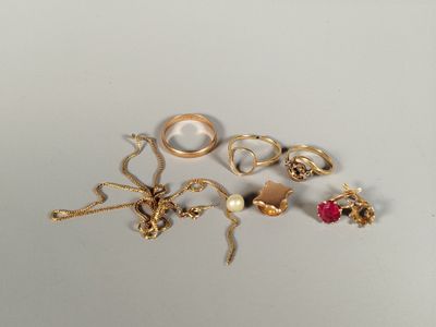 beaucoup de bijoux en or sur une surface blanche