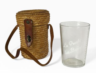 un sac en paille et un verre sur la table