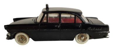 une petite voiture noire posée sur une surface blanche
