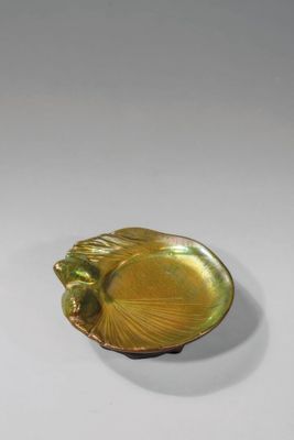 plat en verre jaune en forme de coquillage, orné d'un motif de feuilles