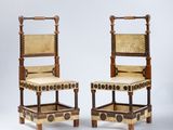 paire de chaises anciennes avec une structure en bois et des assises recouvertes de cuir
