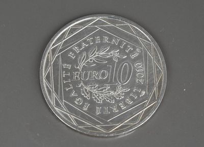 gros plan d'une pièce de monnaie sur une table à fond noir