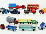 beaucoup de camions miniatures posés sur une surface blanche