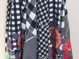 une jupe à carreaux noirs et blancs posée sur un présentoir pour mannequin