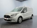 une fourgonnette Ford Transit dans une pièce blanche au sol noir