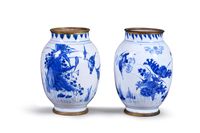 Paire de vases de forme ovoïde en porcelaine de Chine à déco…
