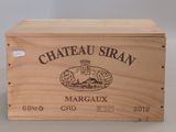 une boîte en bois portant une étiquette