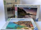 deux puzzles sont assis l'un à côté de l'autre sur une table