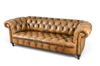 CANAPE trois places en cuir fauve capitonné style chesterfie…