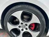 un gros plan d'un pneu sur une voiture blanche