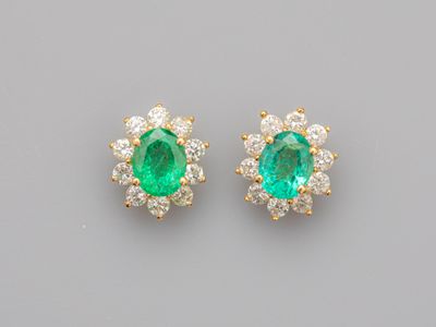 une paire de boucles d'oreilles en émeraude et diamant