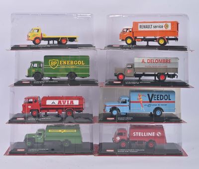 six modèles différents de camions miniatures dans une vitrine