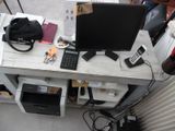 un bureau sur lequel se trouvent un ordinateur et un téléphone portable