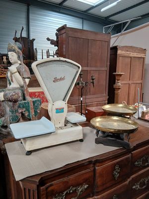 une balance posée sur une commode dans une pièce