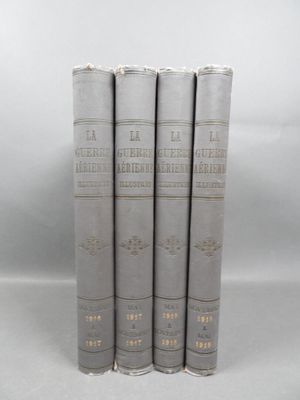 un ensemble de quatre livres superposés