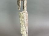une image représentant une sculpture d'une personne au long cou