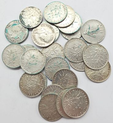 une pile de pièces d'argent sur une surface blanche