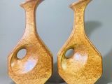 deux vases posés côte à côte sur une table