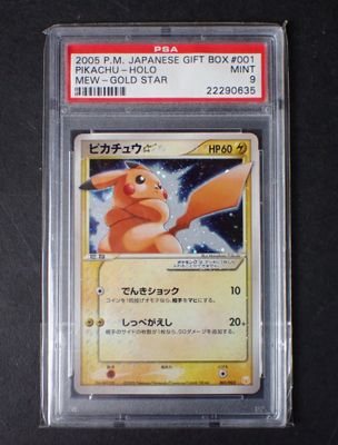 gros plan d'une carte pokemon dans un étui en plastique