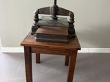 une petite table en bois sur laquelle est posée une machine