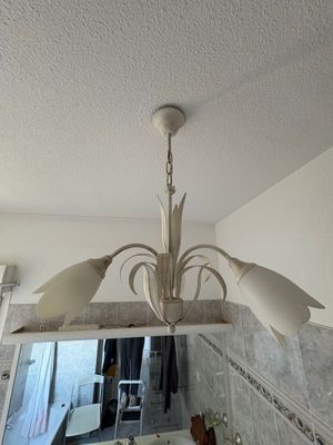 Lustre formant une fleur à trois bras de lumière en métal la…