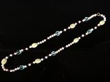 un gros plan d'un collier en perles sur un mannequin