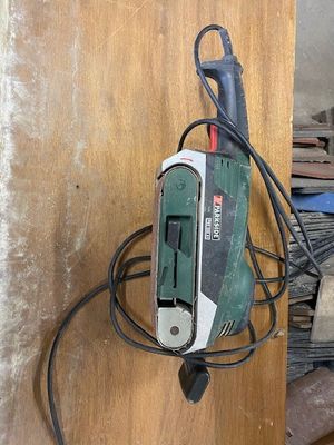 une photo d'un outil filaire posé sur une table en bois