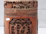 une vieille boîte en bois sculptée posée sur une table