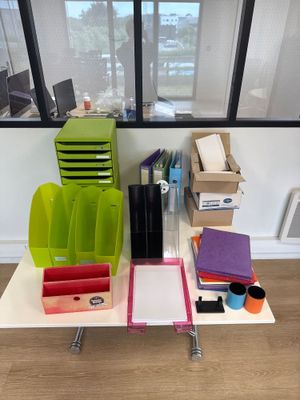 un bureau sur lequel se trouvent de nombreuses fournitures de bureau