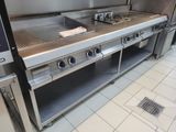 une cuisine équipée d'appareils électroménagers en acier inoxydable et d'un évier