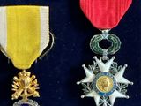 trois médailles exposées sur une table