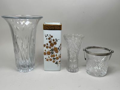 trois vases et une tasse posés sur une table