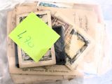 un sachet de timbres et un post-it jaune posé dessus