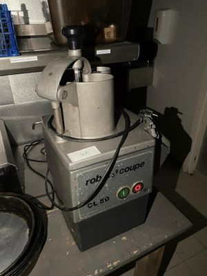 une machine posée sur une table dans une cuisine