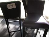 deux chaises placées l'une à côté de l'autre devant une fenêtre