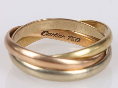 CARTIER Alliance “Trinity” en or de trois tons. Signée. Tour de doigt  - Photo 1