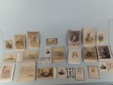 de nombreuses vieilles photos posées sur la table et une horloge accrochée au mur