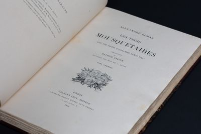 un livre ouvert posé sur une table