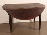 une image représentant une petite table avec un plateau en bois et des pieds tournés