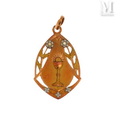 une image représentant un pendentif plaqué or orné d'un calice