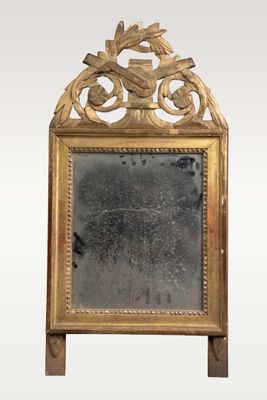 un miroir avec un cadre doré et un oiseau représenté dessus