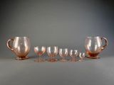 une image représentant un groupe de verres à vin et un pichet