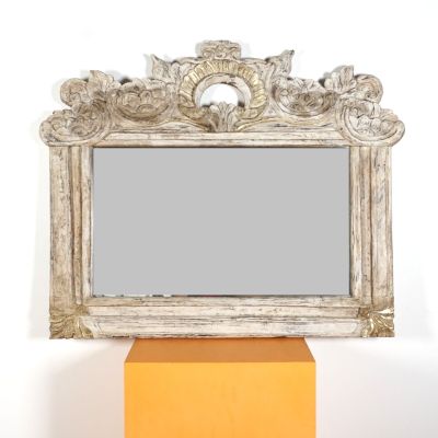 un miroir posé sur une boîte orange